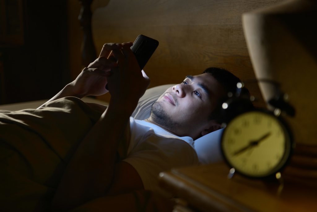  te veel blauw licht niet al te goed is voor ons slaappatroon, kun je ook minder tijd doorbrengen achter je beeldscherm of telefoon.