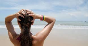 Haarverzorging tips voor  de zomer!. Spoel je haar na het zwemmen in de zee of  zwembad goed uit en bescherm het daarna meteen weer met een product waar een  uv-filter in zit
